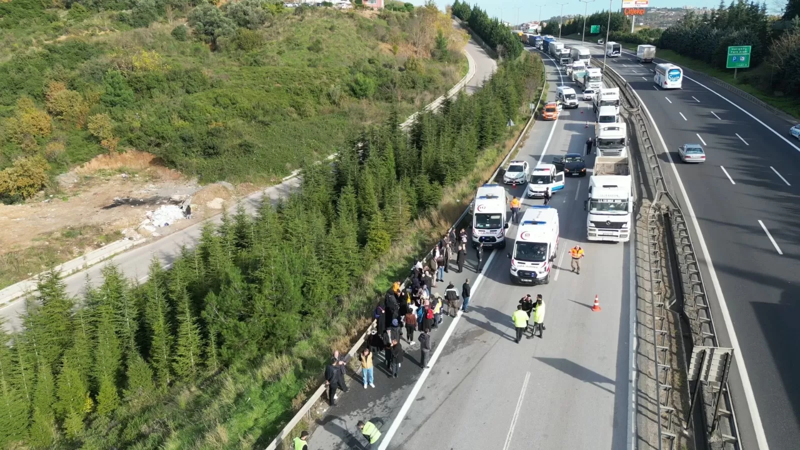 TEM’de yolcu otobüsü tıra çarptı: 13 yaralı