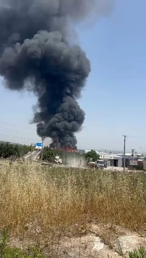 Palet fabrikası alev alev yanıyor