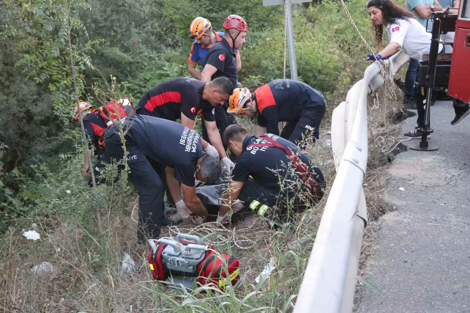 Yol kenarında tuvaletini yapmak isteyen adam 7 metre yükseklikten düşerek öldü