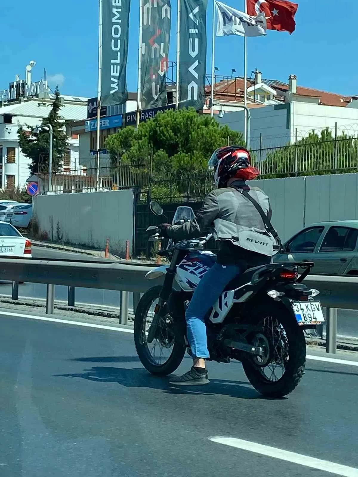 Küçükçekmece’de motosikletle tehlikeli yolculuk kamerada