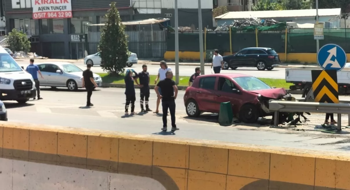 Yalova’da otomobil yol ayrımında bariyere çarptı: 1 yaralı