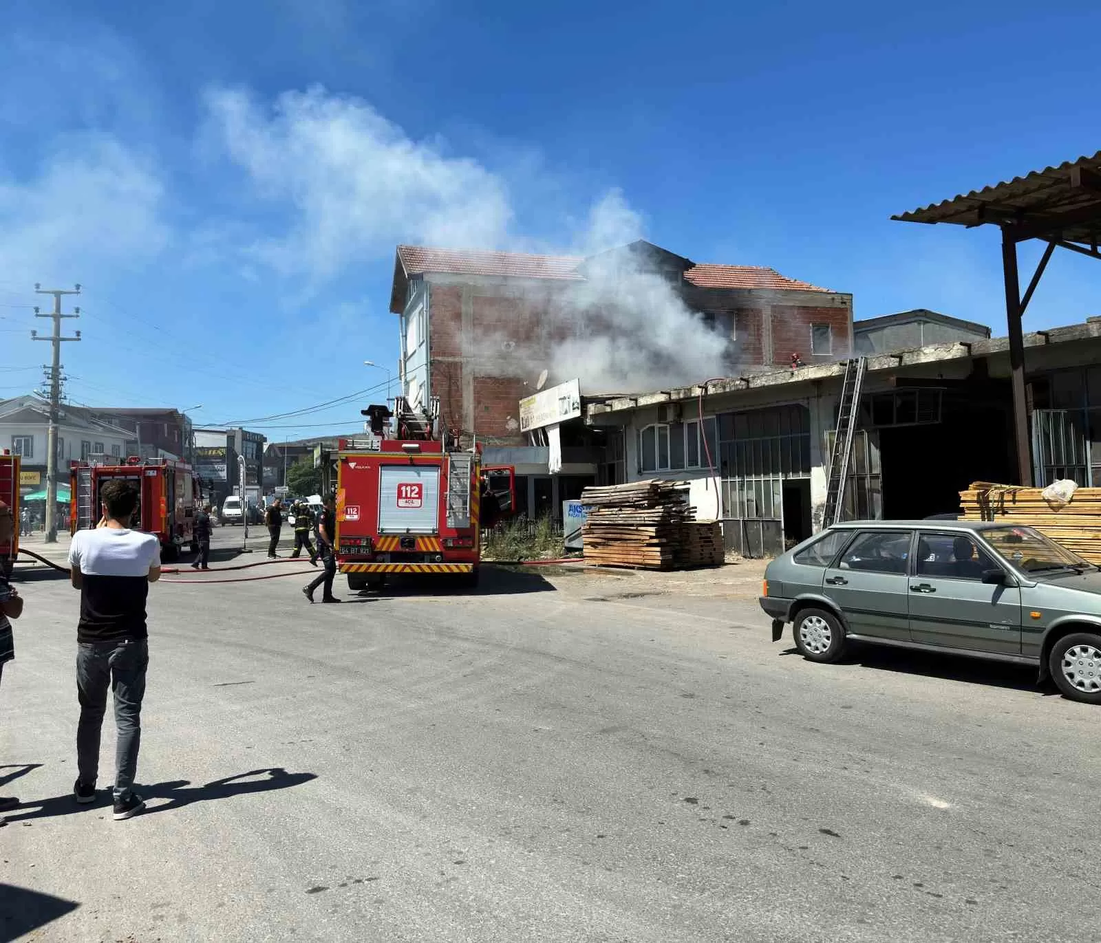 Sakarya’da korkutan yangın: Bölgeye çok sayıda itfaiye sevk edildi