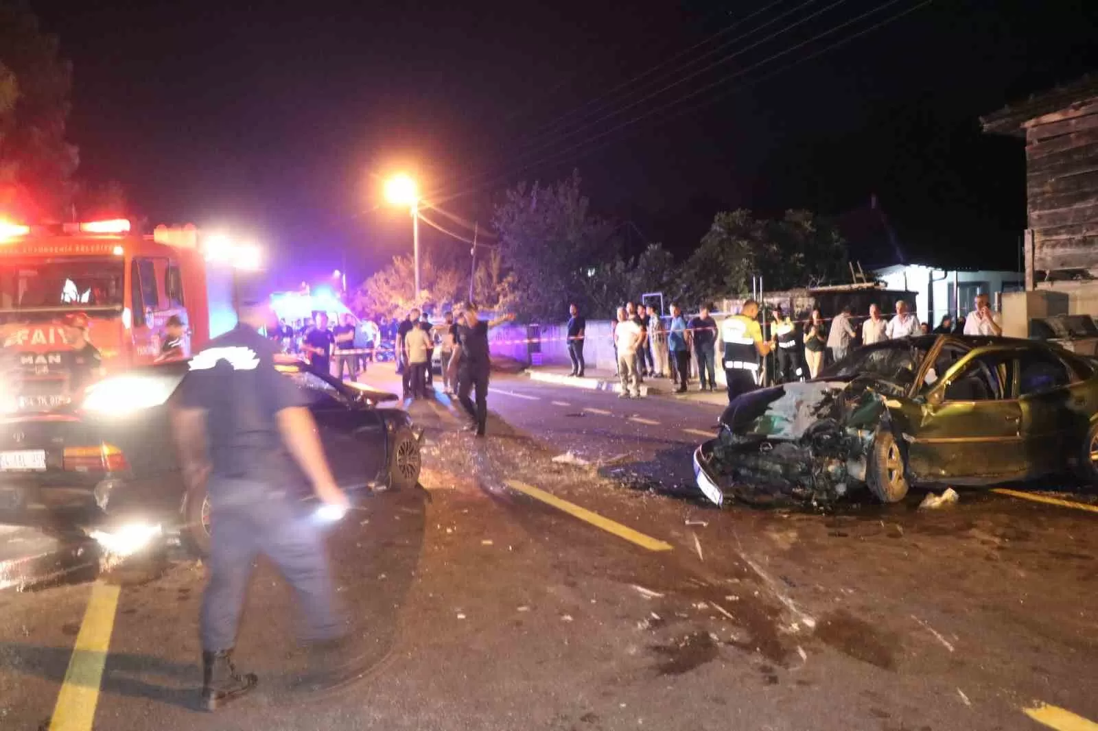 Kafa kafaya çarpışan otomobiller hurdaya döndü: 4’ü ağır 7 yaralı