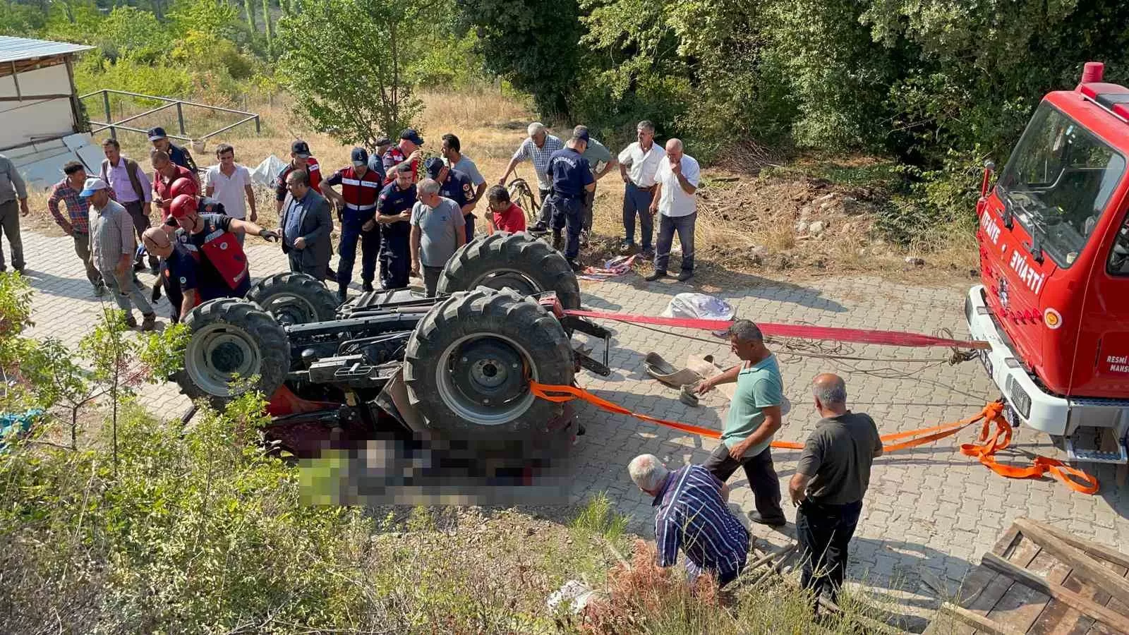 Devrilen traktörün altında kalan hala yeğen hayatını kaybetti