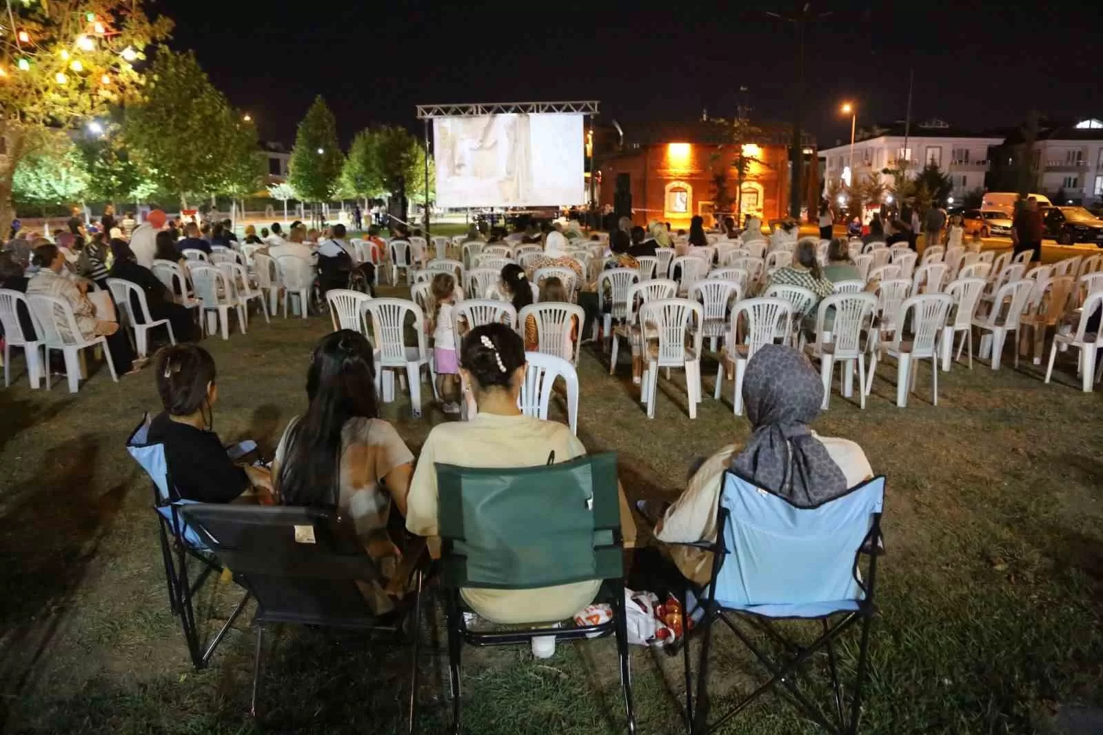 Serdivan açık hava film gösterimleri devam ediyor