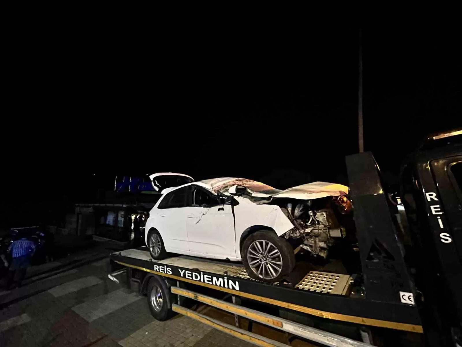 Arnavutköy’de otomobil restorana daldı, 4 kişi yaralandı: O anlar kamerada