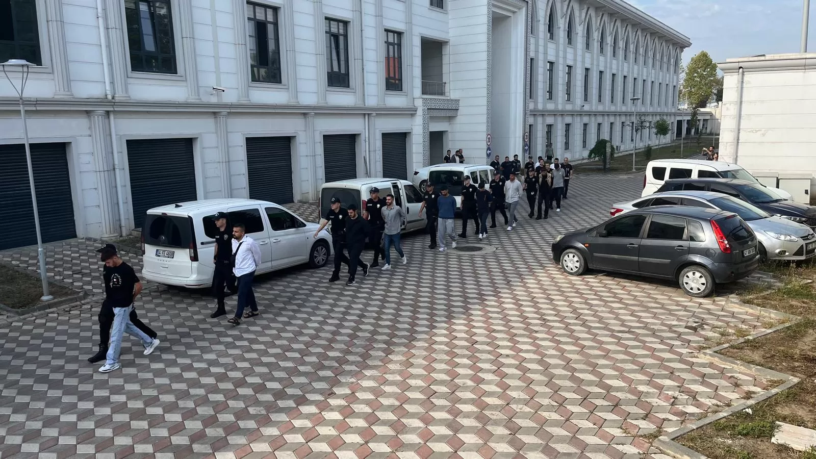 Kafede çıkan silahlı kavgada ağabey ve kardeşi öldüren 2 şüpheli tutuklandı