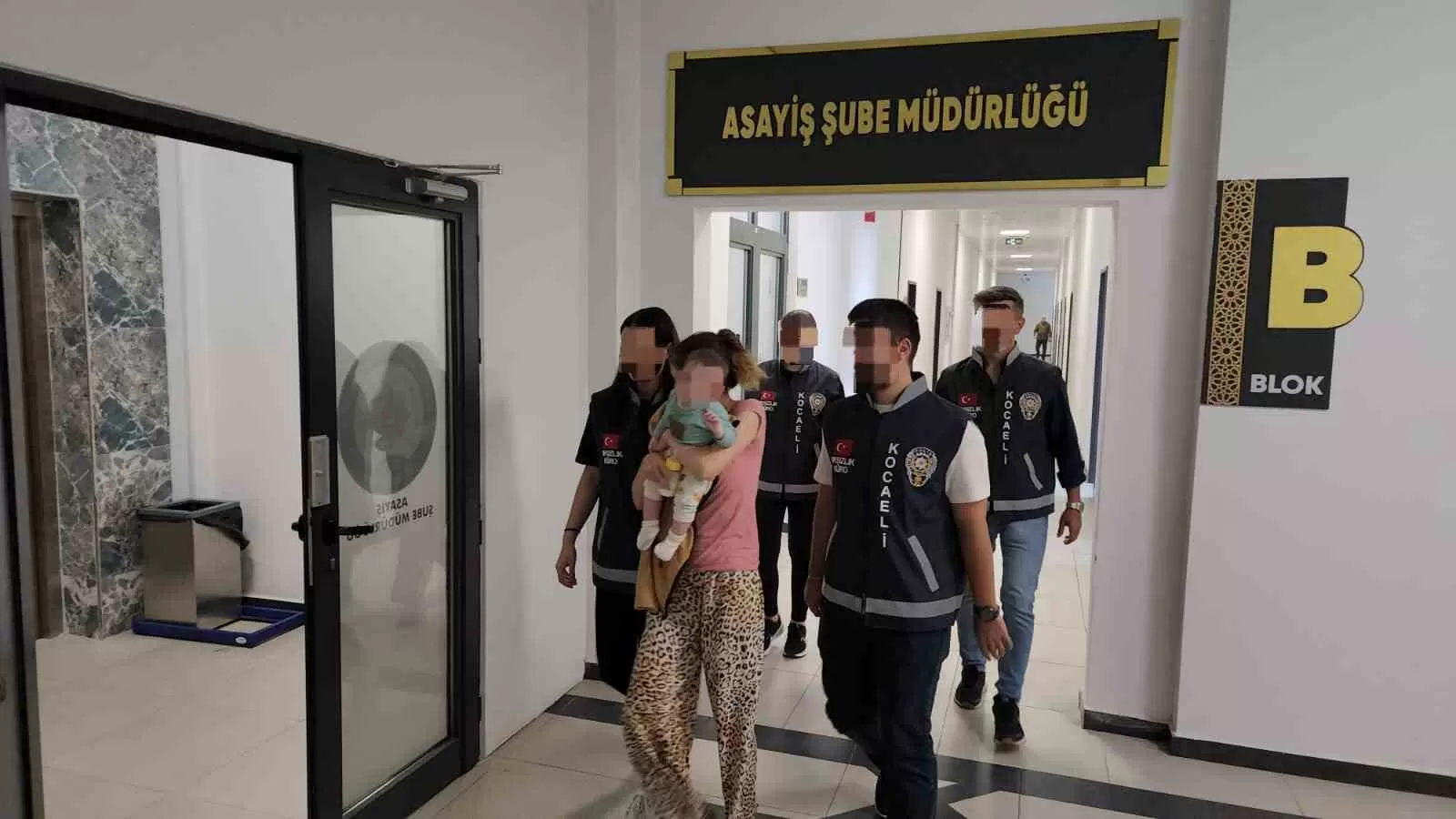 Suç makinesi kucağında bebekle tutuklandı