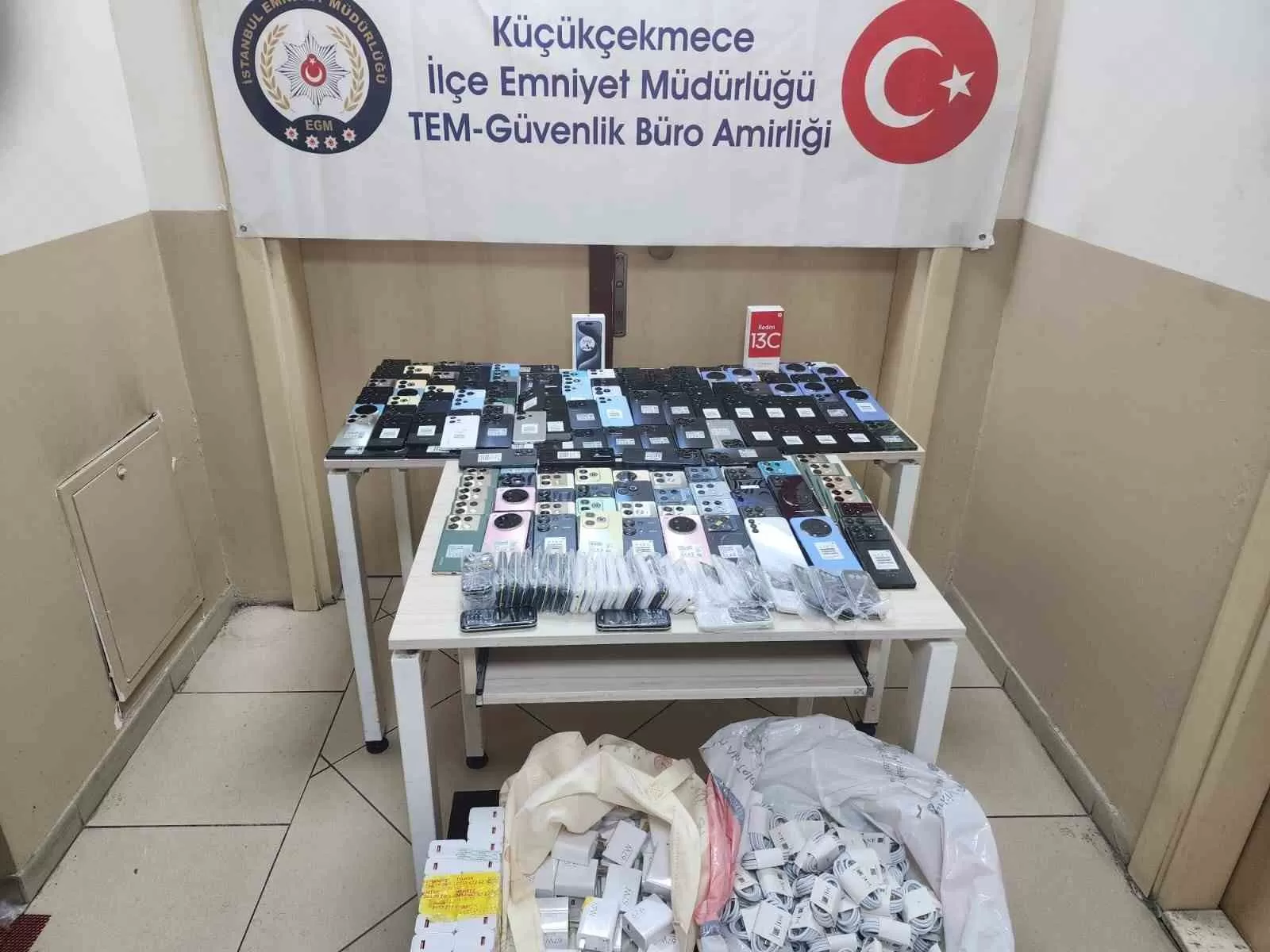 Küçükçekmece’de 385 adet kaçak cep telefonu ele geçirildi
