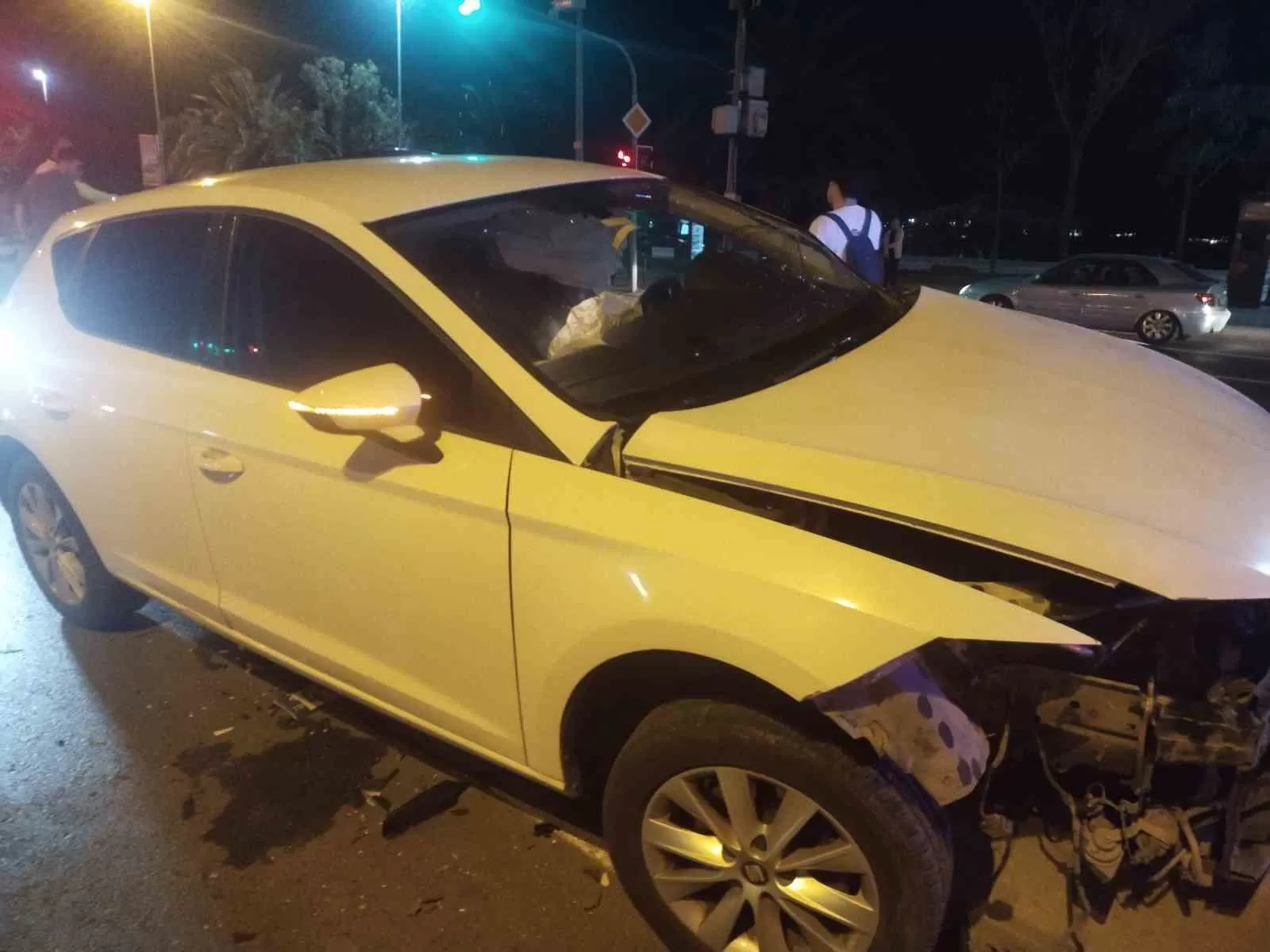 Kartal’da kırmızı ışık ihlali yapan otomobil 2 araca çarptı: 3 yaralı