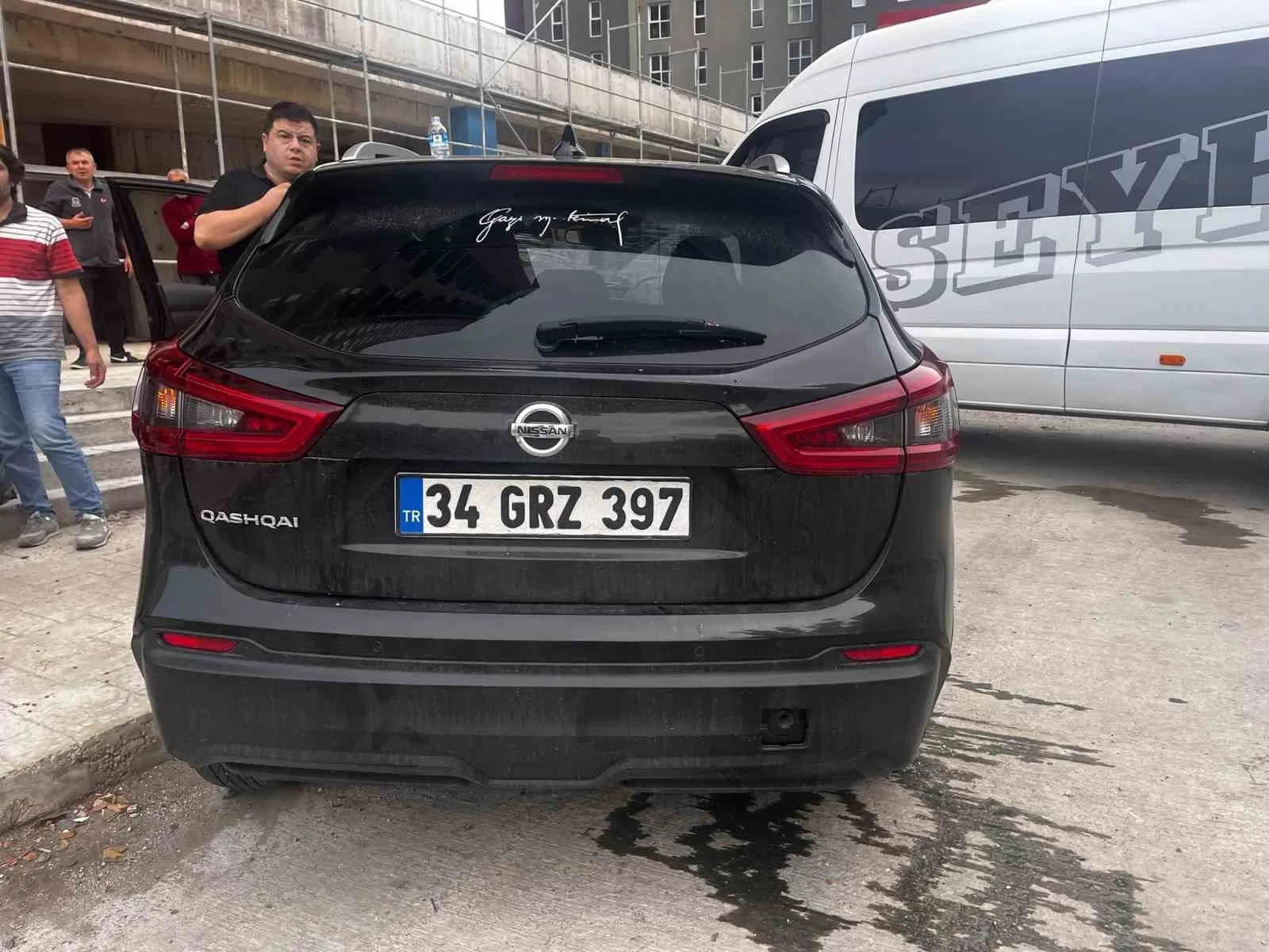 Esenyurt’ta otomobil engelli kadına çarptı: 2 yaralı
