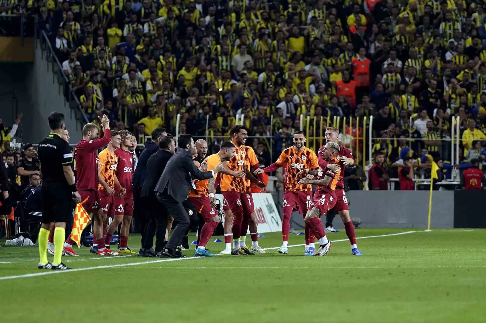 Trendyol Süper Lig: Fenerbahçe: 0 – Galatasaray: 2 (İlk yarı)