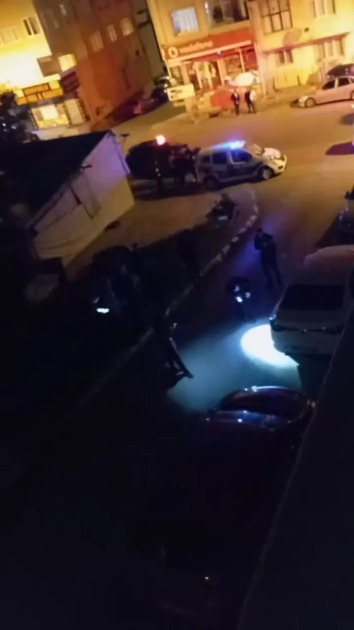 Pendik’te motosikletli bir şahıs park halindeki aracı kurşunlandı