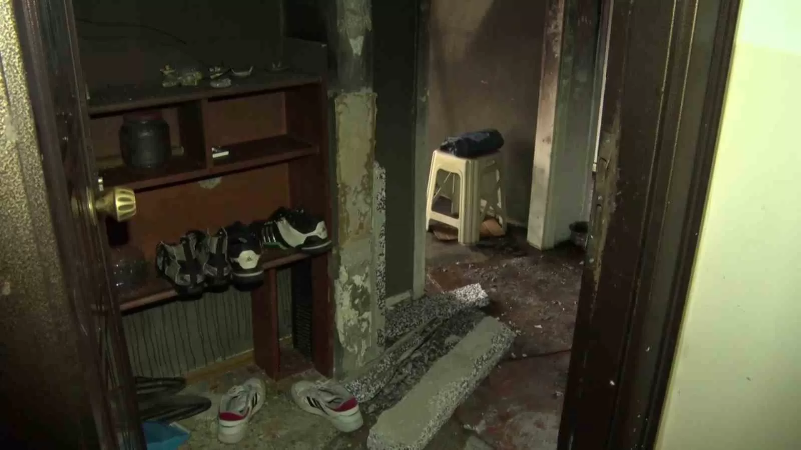 Evini yaktı, ardından kedisini alarak kayıplara karıştı