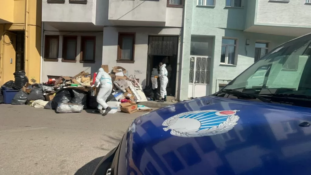 Bir apartmandan 5 kamyon çöp çıktı