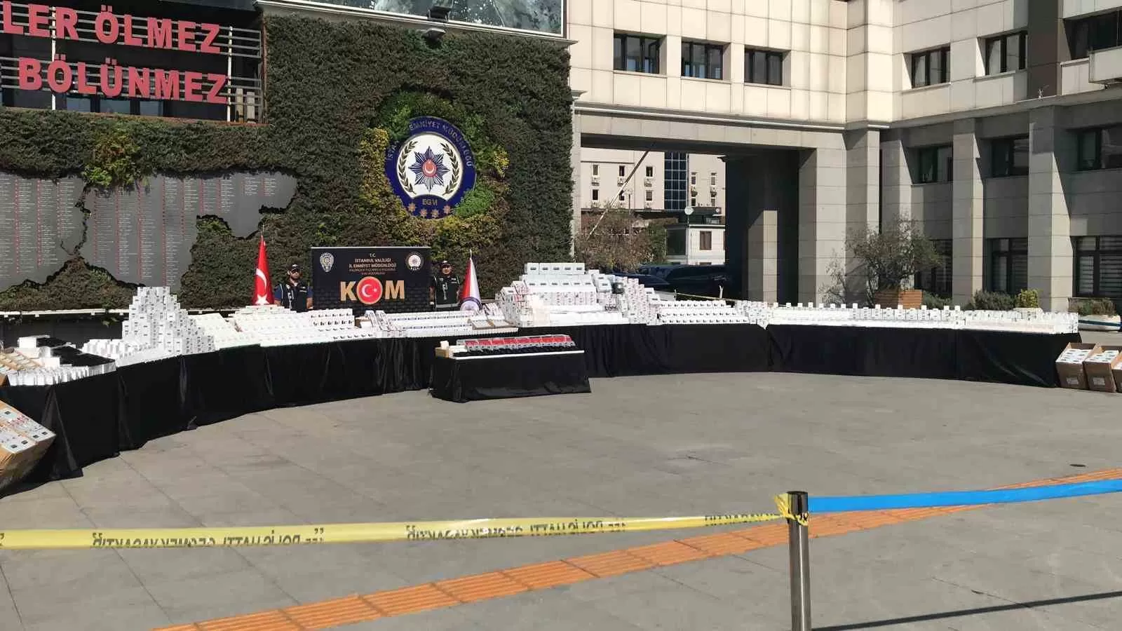 İstanbul’da bir depoda 150 milyon liralık kaçak cep telefonu aksesuarı ele geçirildi
