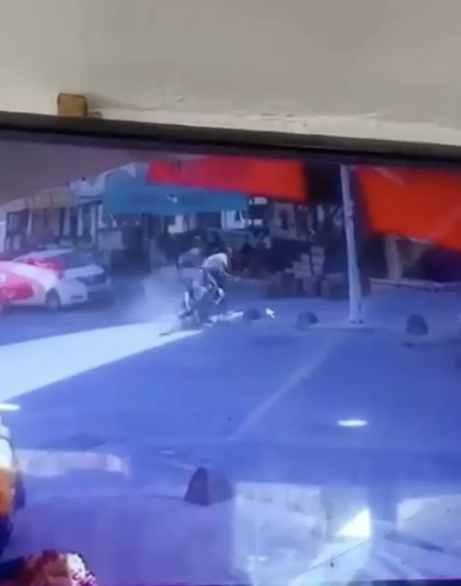 Arnavutköy’de polisten kaçan motosikletlilerin kaza yaptığı an kamerada