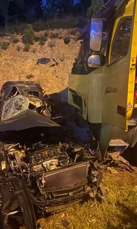 Karşı şeride geçen tır otomobili biçti: 1 ölü