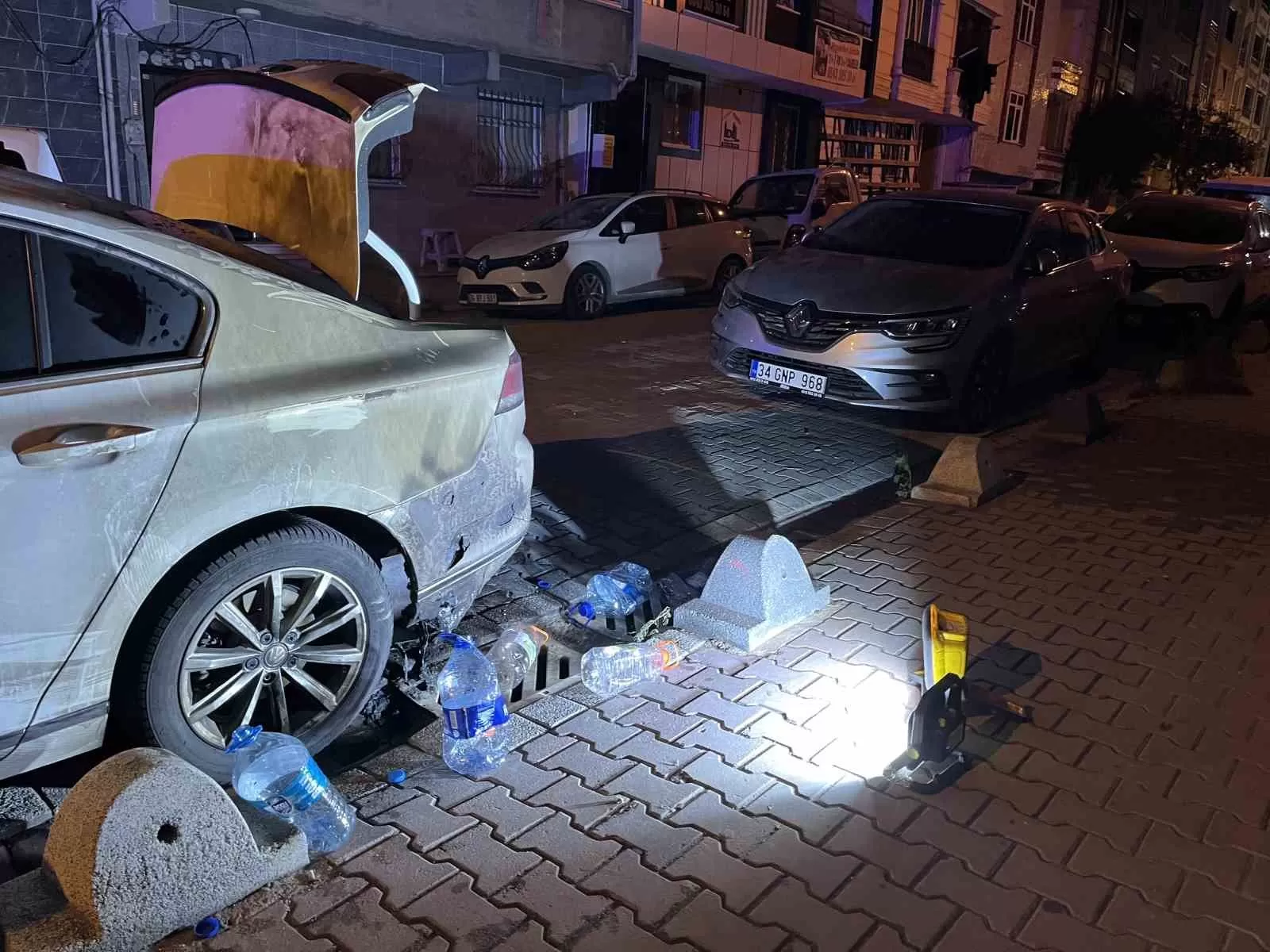 Esenyurt’ta park halindeki aracı kundaklamaya çalışan şahıslar kayıplara karıştı