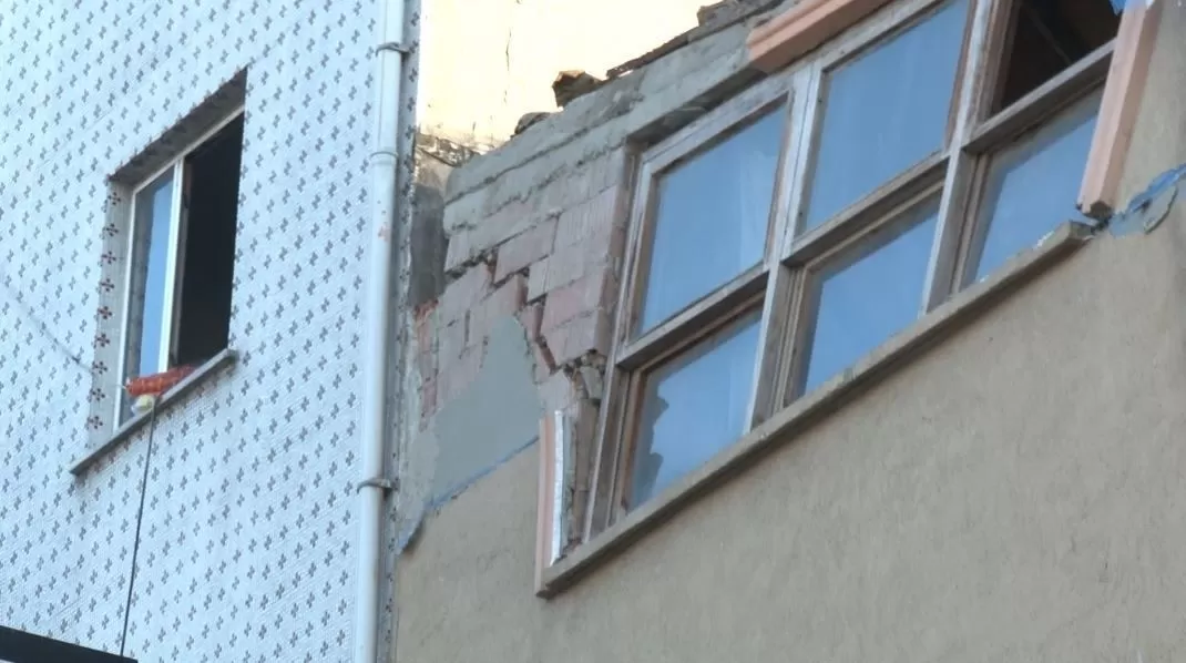 Beyoğlu’nda 3 katlı binada çökme: 3 araç hasar gördü