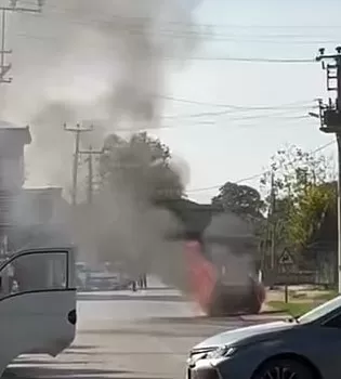 Sakarya’da seyir halindeki otomobil alevlere teslim oldu