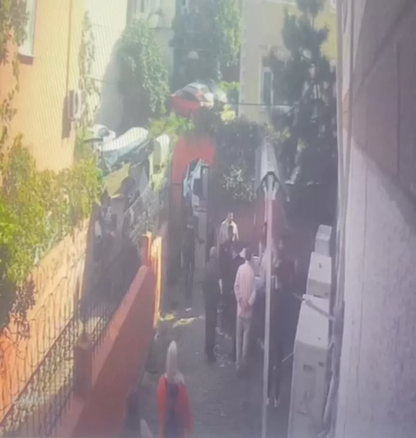Fatih’te cenaze namazı kılınan adamın yaşadığının belirlenmesinin ardından yaşananlar kamerada