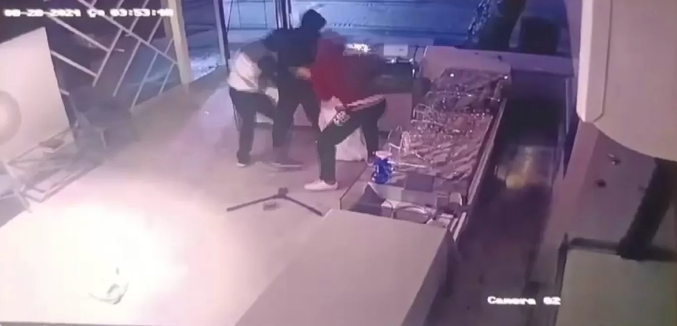 Pendik’te kuyumcudan saniyeler içinde 5 milyonluk altın çaldılar, o anlar kamerada