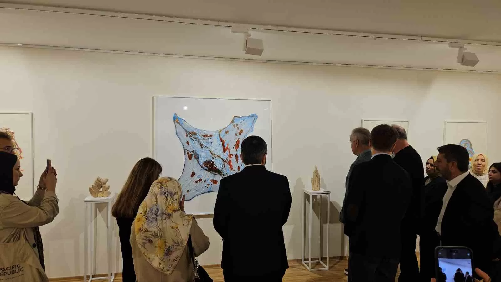 ‘Farklı Olsan Ne Olur’ sergisi Kadırga Sanat Galerilerinde sanatseverlerle buluştu