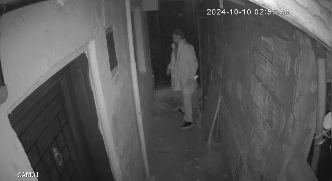 Sultangazi’de ekmek bıçaklı hırsızlık girişimi kamerada