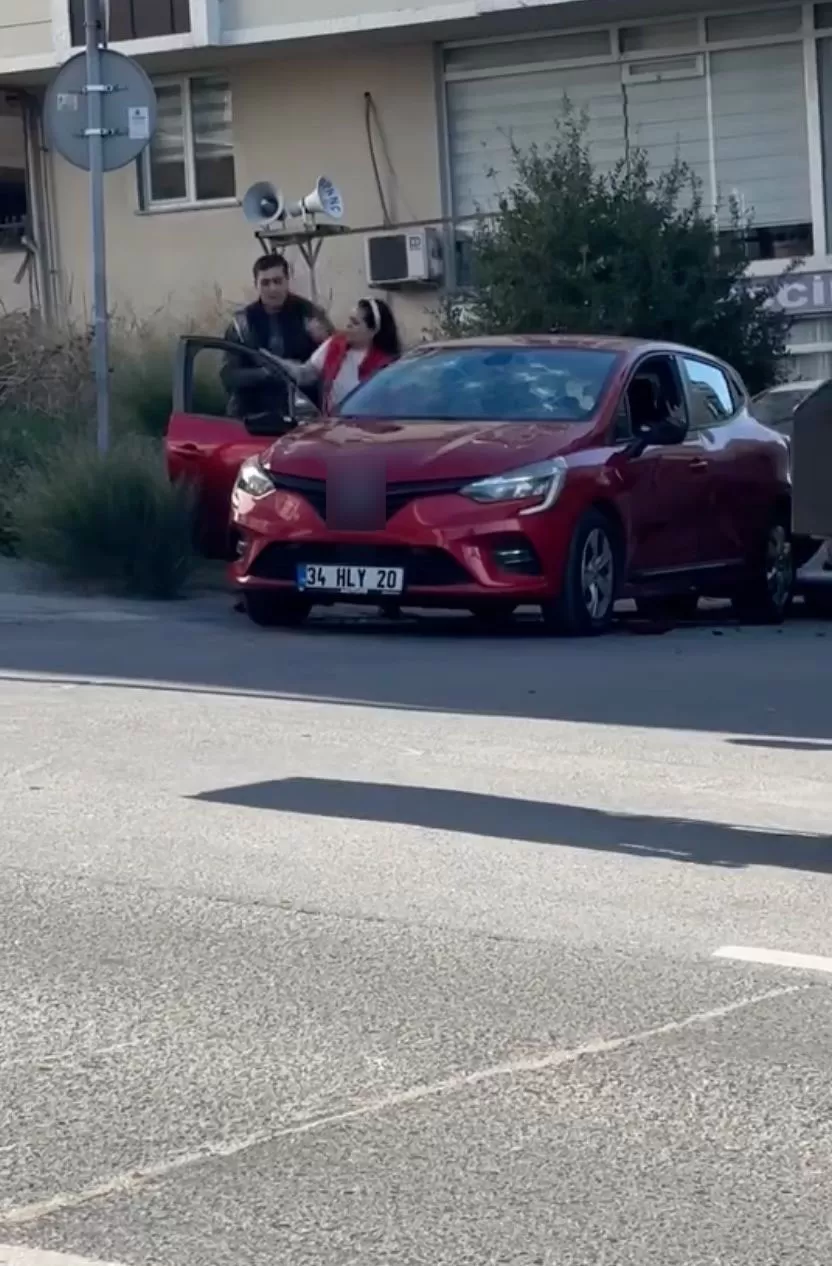 Arnavutköy’de bir kadın oğluna kızıp, aracına satırla saldırdı