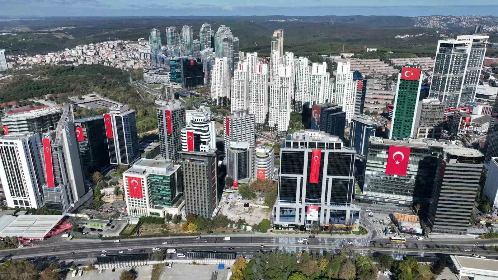Dev Türk bayrağı asılan gökdelenler havadan görüntülendi