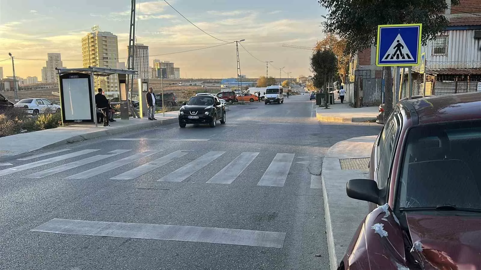 Başakşehir’de yarış yapan otomobil sürücüsü, işçilerin oturduğu araziye uçtu: 4 yaralı