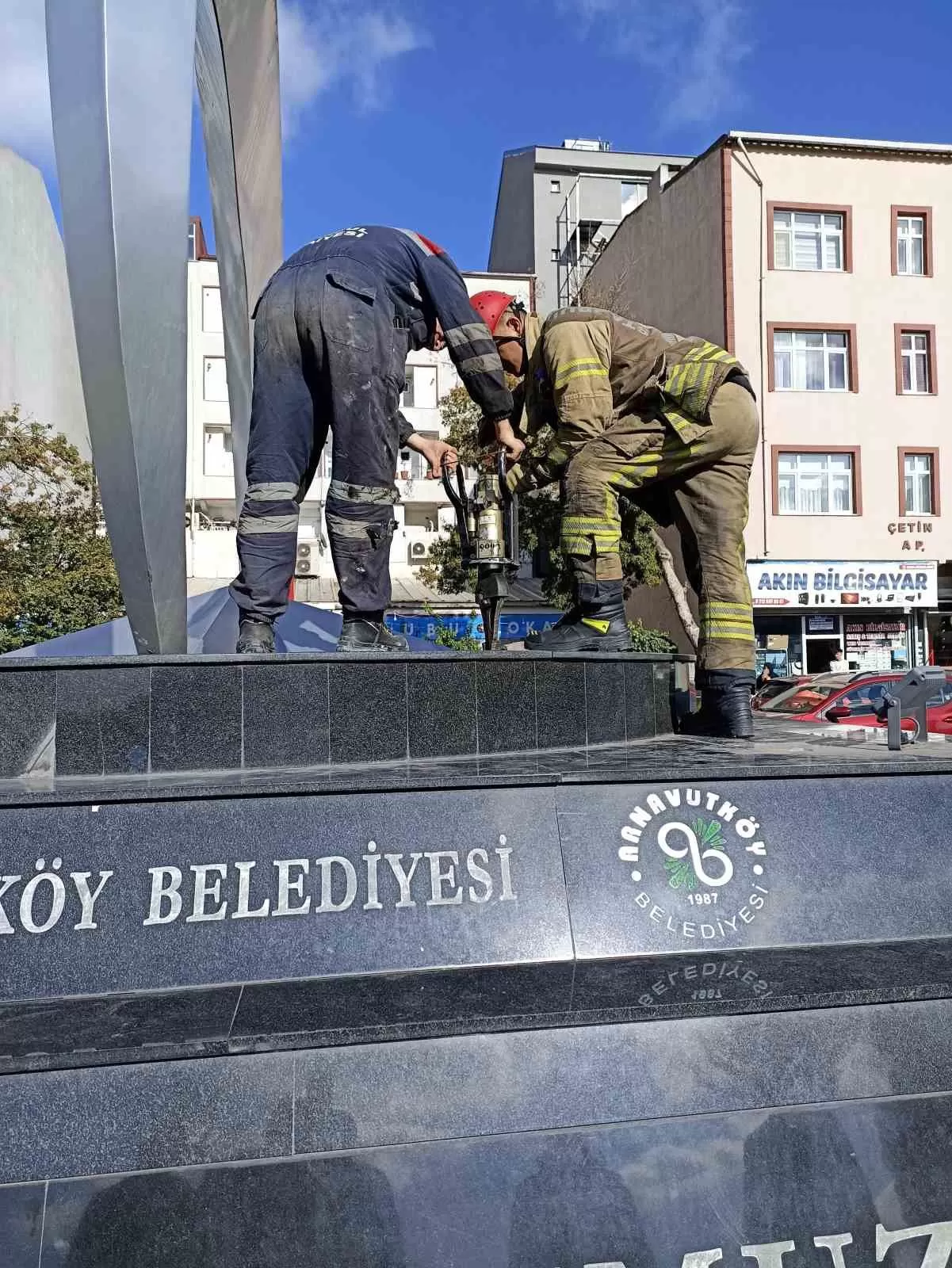 Düşürdüğü parasını almak için girdiği anıtta mahsur kaldı