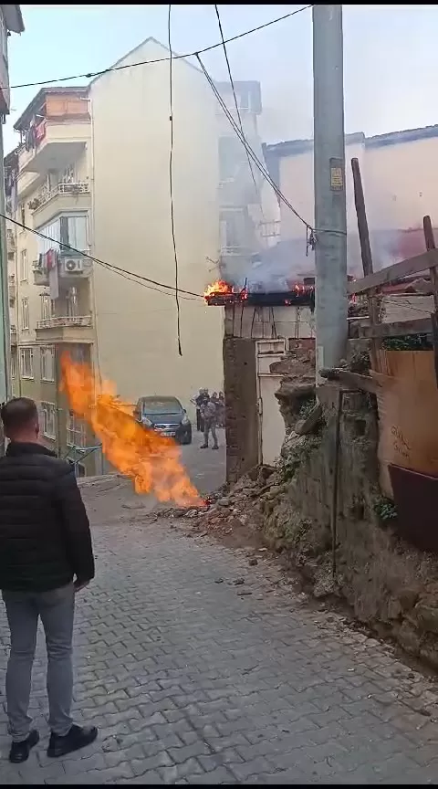 Çalışma sırasında doğal gaz borusu patladı: Alevler eve sıçradı