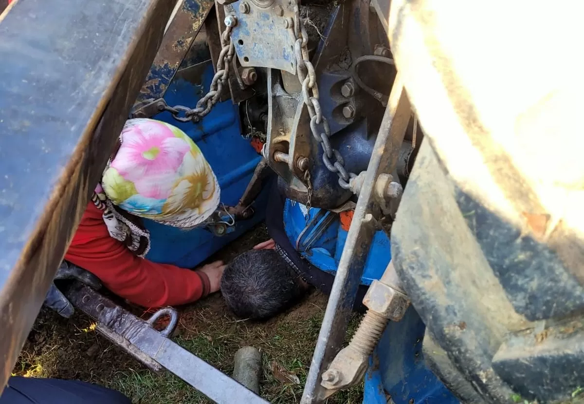 Devrilen traktörün altında kaldı