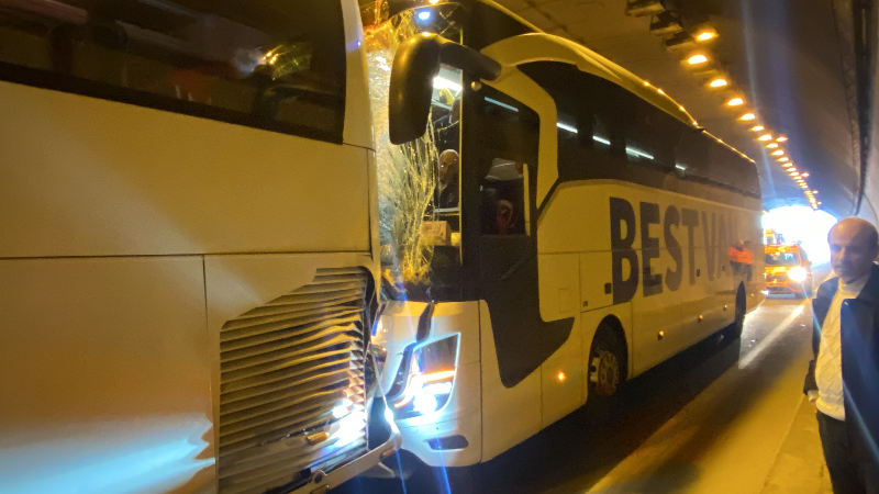 TEM'de iki yolcu otobüsü ve tır kazaya karıştı: 14 yaralı