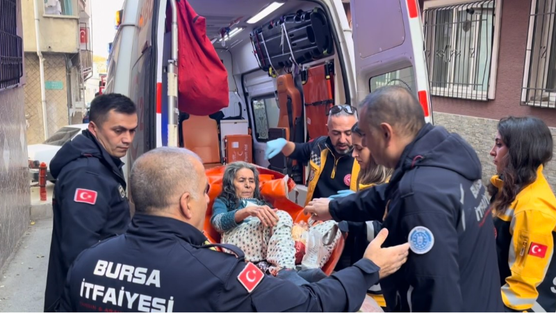 Evde 5 gündür mahsur kalan yaşlı çiftin yardımına ekipler yetişti