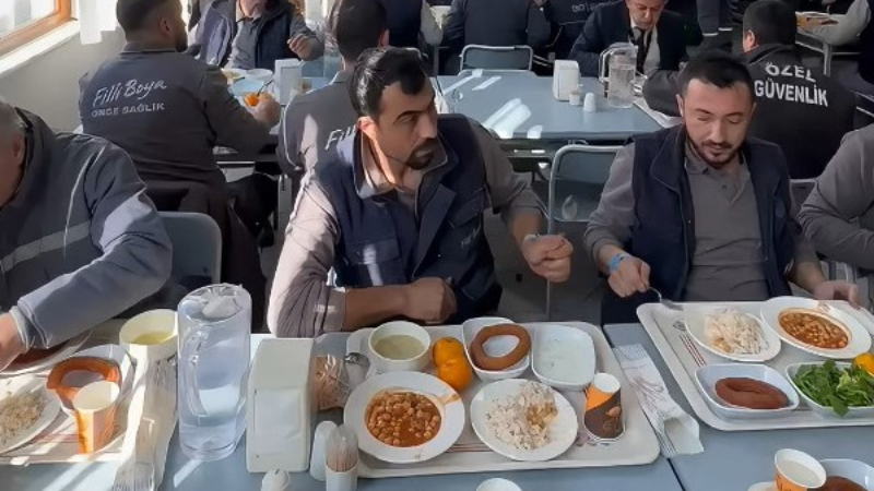 Filli Boya işçilerinden çatal kaşıklı eylem