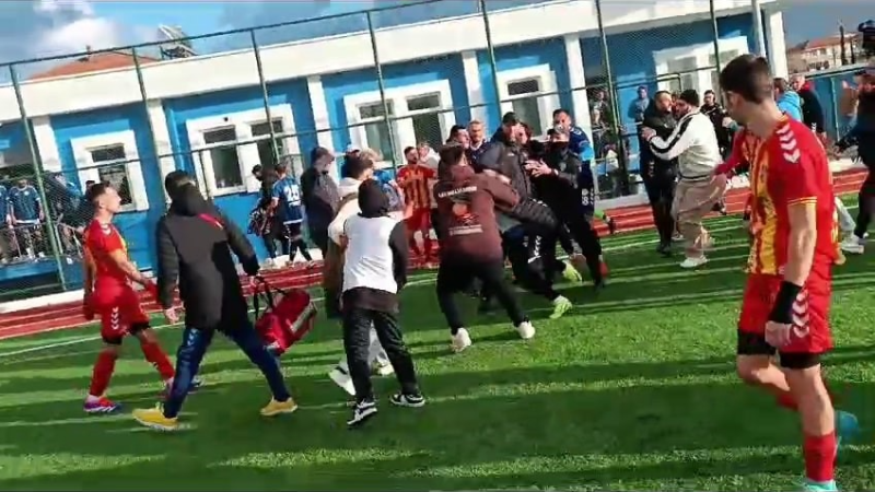 Bitiş düdüğünün çalmasıyla tekme ve tokatlar havada uçuştu