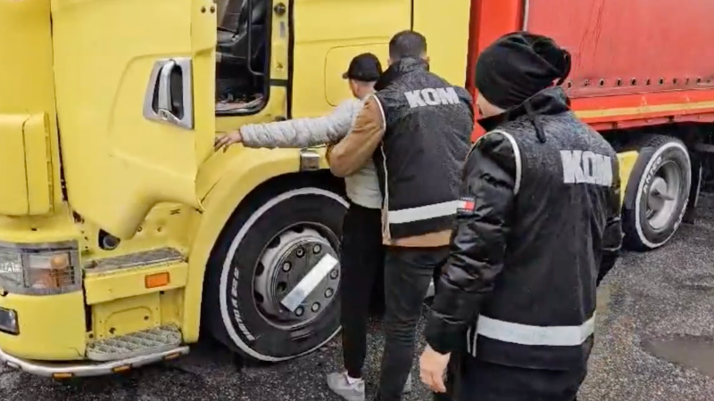 Tam 9 milyon adet, polis otoyolda ele geçirdi