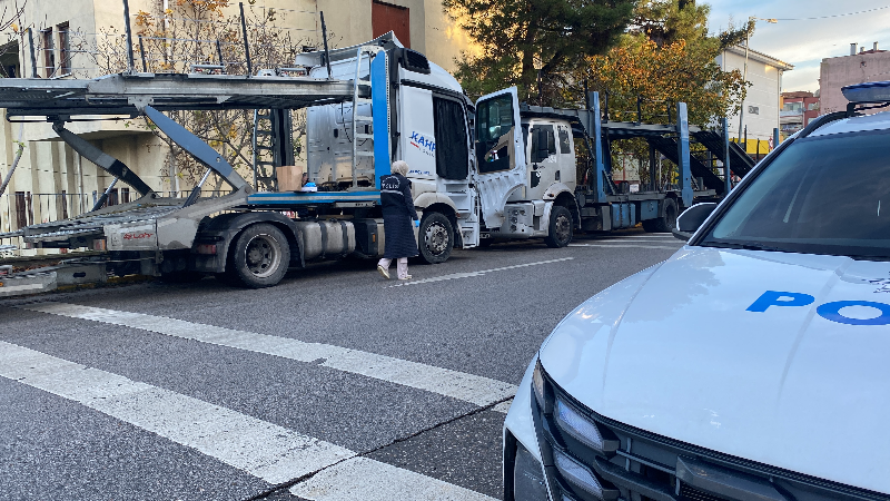 Tırın içinde ölü bulundu
