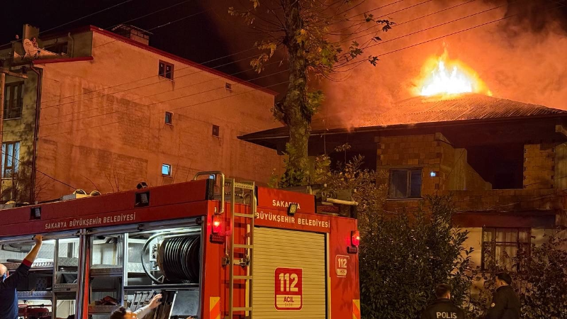 Sakarya’da üç katlı evin çatısı alev topuna döndü