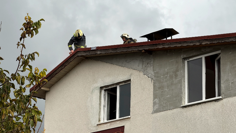 Üç katlı binanın çatısında çıkan yangın paniğe sebep oldu