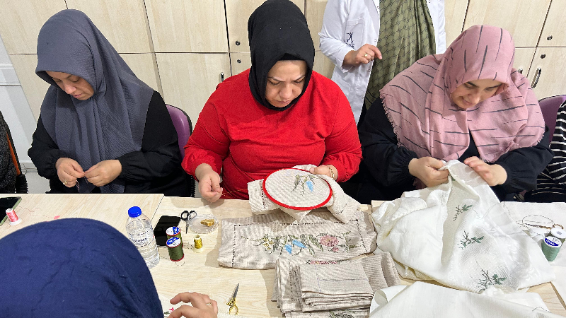 Kadınlar hem öğreniyor hem üretiyor