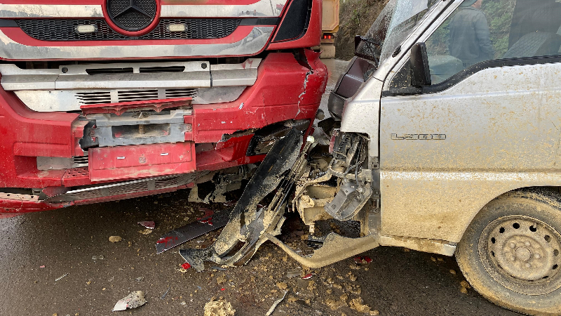 Kayan minibüs ile tır çarpıştı: 2 yaralı