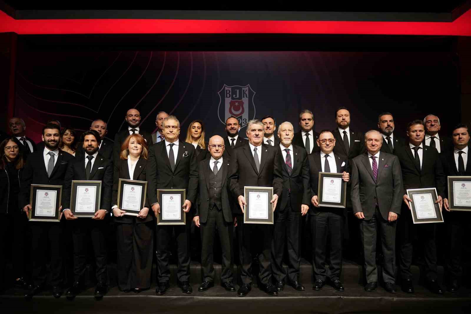 Beşiktaş’ta Başkan Serdal Adalı ve yönetimi, mazbatalarını aldı
