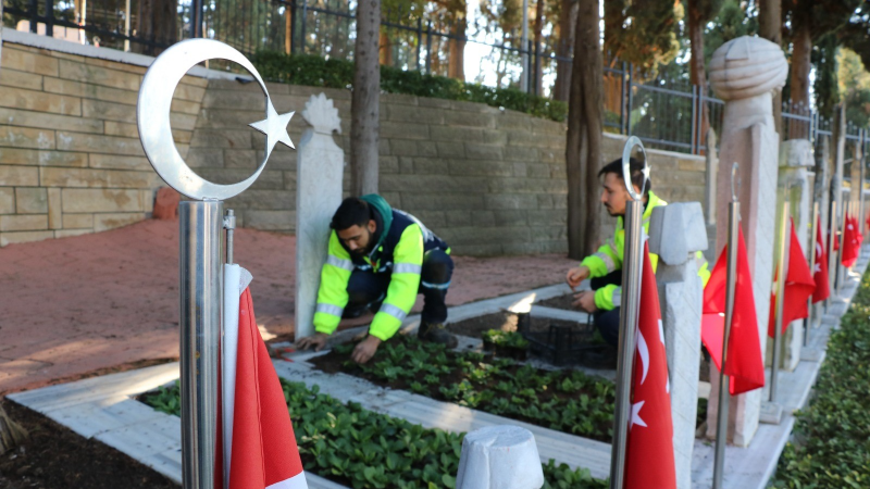 Şehit mezarları çiçeklerle donatıldı