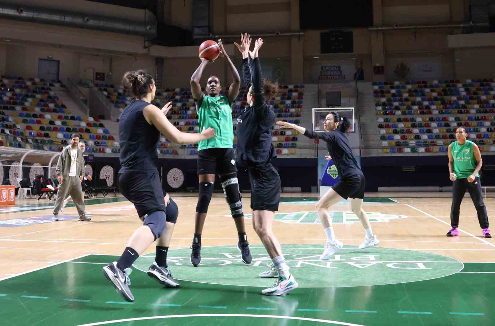 İzmit’in kadın basketbolcuları rotayı Nesibe Aydın maçına çevirdi