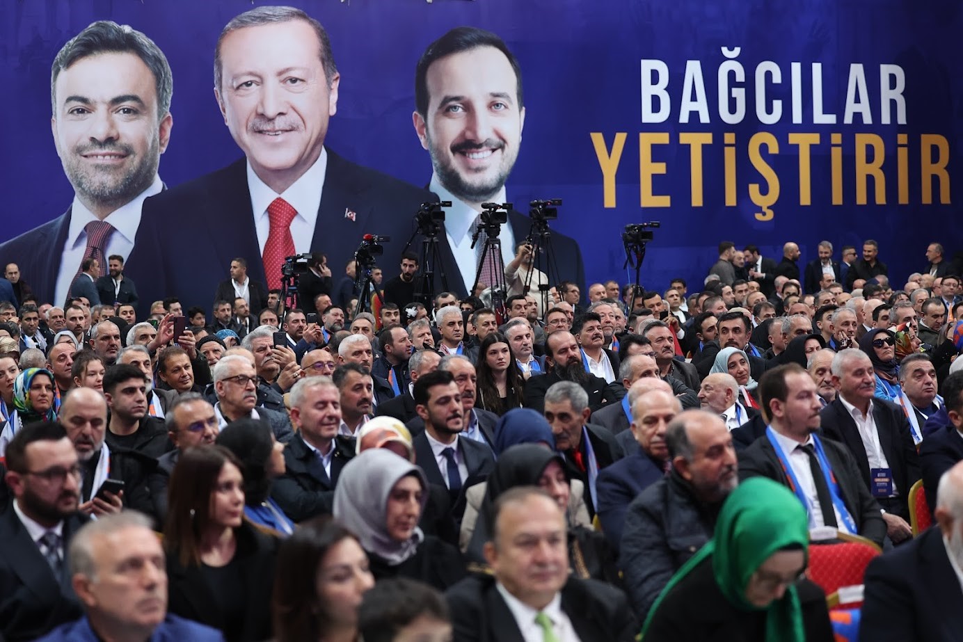 Bakan Kacır: "Biz hizmet aşkıyla siyaset yapanlarız, durmak duraksamak bilmeyiz”
