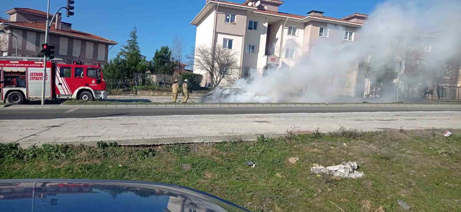 Arnavutköy’de seyir halindeki Fiat Tofaş otomobil alev topuna döndü
